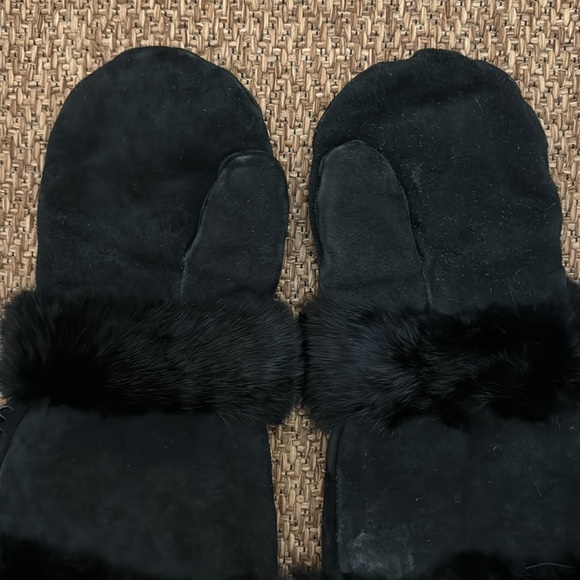 Vintage Suede and Rabbit Fur Fringed Mittens - Picture 2 of 10